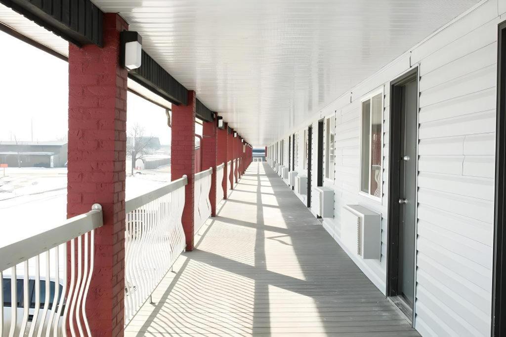Medicine Hat Inn & Suites Exterior photo